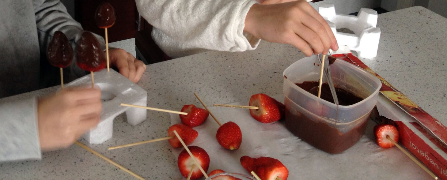 elaborando fresas con chocolate